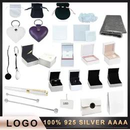 Visualizza una squisita scatola di imballaggio di alta qualità con anello, collana, portagioie, panno per la pulizia dei gioielli, portachiavi, etichetta per penna