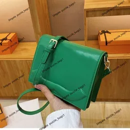 女性用豪華なバッグデザイナーショルダーハンドバッグ高品質の新しいエンベロープフリップスモールスクエアバッグマカロンファッショナブルワンショルダークロスボディ財布