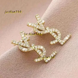 Серьги-гвоздики из 18-каратного золота с австрийским кристаллом и буквами, женские европейские и популярные в 2024 году простые дизайнерские серьги, свадебные ювелирные изделия для невесты, подарок, дизайнерские серьги