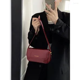 Kvällspåsar Retro Red Glossy Surface Patent Leather Square Bag Women 2024 Högkvalitativ mode underarm Ljus lyxskors