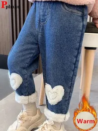 Jeans per ragazze foderati in velluto invernale addensare elastico a vita alta Vaqueros bambini pantaloni Harem in denim caldo peluche bambini Jean Pantalones 240106