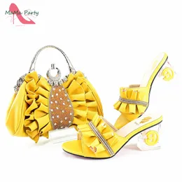 2024 Набор итальянских свадебных туфель и сумки на квадратном каблуке с открытым носком желтого цвета, модные африканские тапочки для вечеринки 240106