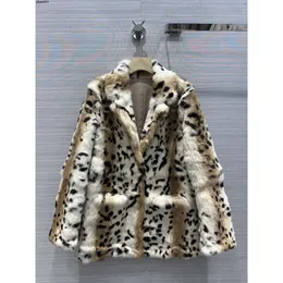 Casaco de pele com estampa de leopardo, gola de terno, casaco fino feminino no inverno. Casaco de pele na moda