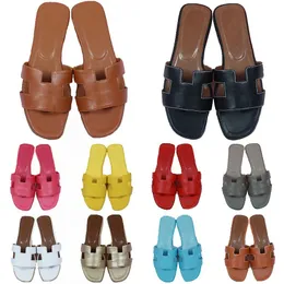 Skor tillbehör strand sandaler tofflor äkta läder damer muls klassisk platt klack sommardesigner thong broderi mode kvinnor alfabet sexiga sandaler