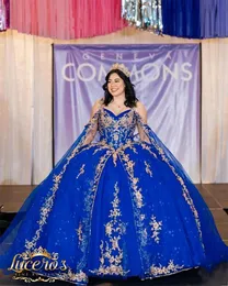 Kleider 2032 Königsblaue Quinceanera-Kleider mit Umhang, Spaghetti-Ballkleid, goldfarbene Perlen, Spitzenapplikationen, Sweet Sixteen-Abschlussball-Party-Kleider