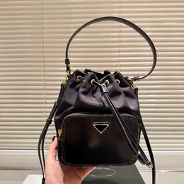 Fransk lyxdesigner kvinnor axelväska 24 Ny klassisk mode stor kapacitet fast färg crossbody väska berömd triangelskylt hög kvalitet nylon hinkväska