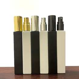 Flacone con pompa spray in vetro quadrato bianco nero opaco da 10 ml per olio essenziale di siero per la cura della pelle del profumo