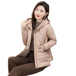 Płaszcze damskie okopy 2024 Zimowa kurtka w dół bawełniany płaszcz w stylu koreański Krótki swobodny pogrubiony burząc cewki Parkle Parke Kobieta