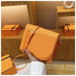 2023 Nova Bolsa Pequena Quadrada Bolsa de Designer de Moda Flip Over Design Bolsa Crossbody de Ombro Único Casual Versátil na Moda Bolsas com Cartas em Relevo