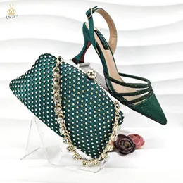 Klänningskor QSGFC Nigeria mode sofistikerad -försäljning stil grön strass utsmyckade satin spetsiga klackar och handväska