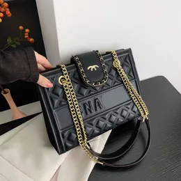 Mångsidig kedja 2024 Kvinnors handväska Ny fashionabla och minimalistiska doftvindar stor kapacitet enkel axel crossbody väska