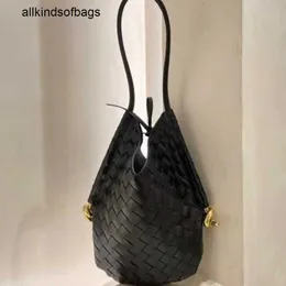 Bottegaavenetas Solstice Bags Yang Mis samma stilväska för kvinnor 2024 Ny modehandvävd Sheepskin Single Shoulder Underarm Handheld pendlare frj