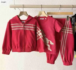 Tute da bambino di marca firmate per bambini set da tre pezzi Taglia 100-150 rossa Giacca con cappuccio T-shirt a maniche corte e pantaloni sportivi Jan10