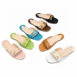 Kvinnors äkta läderdesignskor tofflor Fashion Metal Chain Buckles Lizard Mönster Flat Sandaler Walk Show Park Bedroom Outdoor Beach Shoes With Box 35-43