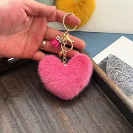 Nyckelringar söta plyschhjärta hänge nyckelkedjor med små tofs pompom keyrkeychain för kvinnor mode väska charms ornament presenter j240108