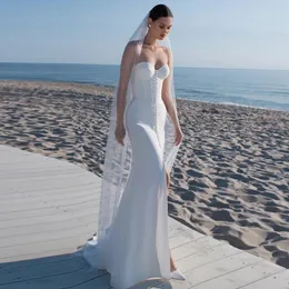 シンプルな白いウェディングドレスの恋人ボタンソフトサテンブライダルガウンバックジッパーフロアレングスフロントスリットマーメイドベスティドスデヴィア2024