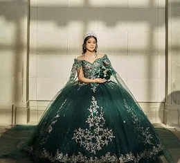 داكن quinceanera بريق الفساتين الخضراء مع الدانتيل الذهبي الأزهار 3D الأزهار الأميرة ثوب الحلو 16 فستان كيب الأكمام قبالة كتف حفلة موسيقية خاصة OCN