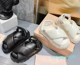 Well-known designers design soft leather slippers rubber flat sandals comfortable fashion casual cross plus