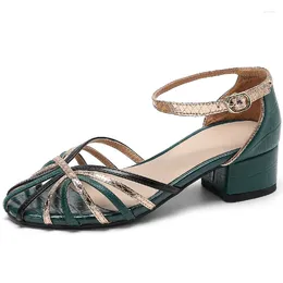 Сандалии, роскошные женские летние 2024, повседневная обувь из натуральной кожи на низком каблуке, дизайнерские вырезы, удобные шлепанцы для девочек