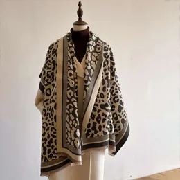 Lenço de caxemira moderno com estampa de leopardo, xale quente estampado de inverno, sensação avançada de deslocamento, proteção de pescoço e frio