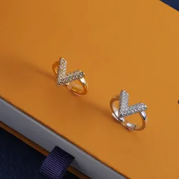 Con box ad anello di design di lusso v Lettera anello aperto di alta qualità anello di diamanti per donna elettro -elettorale 18k classico premium