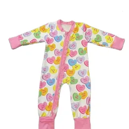 024 Memonts Born Baby Girl Walentynki Rompers Butiquelong Sleeve Button Down Heart Print Bodysuit 240108