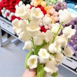 Fiori decorativi che vendono bouquet di mughetto intrecciato a mano, fiori di simulazione, ornamenti lavorati a maglia tenuti in mano, decorazioni per la casa