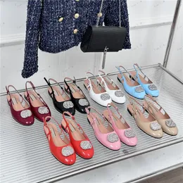 2024 Высококачественные новейшие подлинные кожаные сандалии модные женские женские квартиры Патентные кожа дизайнерские дизайнерские туфли насосы туфли Lame