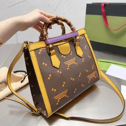 2024 Nuevo bolso de mano de gran capacidad Bolsos de hombro de moda Bolsos de bambú Carta Viajes Totes de compras Monedero Correa de cuero extraíble Hardware de metal Monedero cruzado