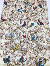 Wholenew Brand Silk Scarves 180 cm 65 cm 100 Silk Material Print Flower Fjäril Mönster Hand Hemming Lång halsduk för kvinnor1297983