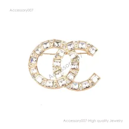 Designer Jewerlry Broche Chapado en oro de 18 quilates Diseñadores de marca Letras Broches Marca geométrica Mujeres Rhinestone Perla Broche Traje Laple para joyería para fiesta de boda