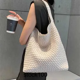 Bag Jodie BottegaaVenetas Handwoven Handheld Bag for Women 2024 High Capacity Tote Baby Mother Cabbage Basket Water Bucket Oblique Straddle