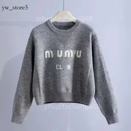 Itália Tide Miui Miui Top Luxury Women's Sweaters Designer Classical Design Vestuário Hoodie Knit Sweater Keep Warm Cardigan Manga Longa Cashmere Mm Preto Branco 7574