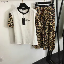 abbigliamento firmato da donna in due pezzi per maglietta a maniche corte stampata con lettera + gonna a pieghe a vita alta leopardata 10 gennaio