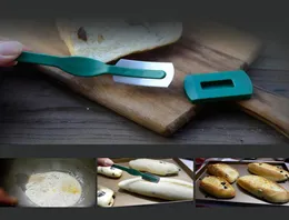 Behogar Aço Carbono Pão Lame Massa Baguette Cozinha Francesa Bagel Faca Curva Cortador com Capa para Chefs Bakers Makers Cooks7421312