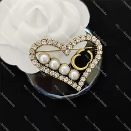Retro Peach Heart Brooches Designer Pearl Brooches Letter Diamond Love Brooch Ladies Suit Coat Collar Brooch Jewelry