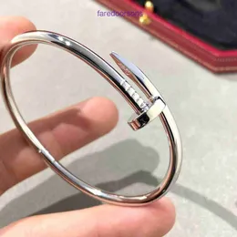 Bracciale cacciavite di lusso Carter Designer Fashion Versione alta chiodo senza diamanti per coppie donne alla moda e personalizzate leggere Confezione regalo