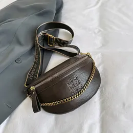 Elegante color sólido PU Cadena de cuero Fanny Pack para mujeres Bolso de cintura de moda Paquete de cintura de moda femenina Bolso de cinturón de pecho para mujer 2024 240109