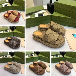 2024 Designer Tjock Sole Sole Sole Sole för kvinnor Canvas Tryckt Sandaler Lyxiga bekväma kvinnor Fashion Slippers 55mm Wedge Sandaler Solid Color Slippers 35-45