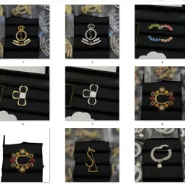 12 stilar brosches klassiska pärldiamant bokstäver vintage designer brosch blomma som används för kostym tröja klänning smycken tillbehör g2401103xq