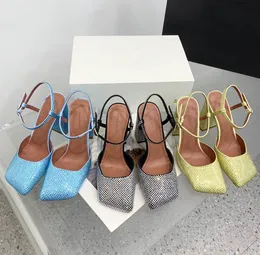 Amina Muaddi Satin Crystal Square Toes Pumps Sandals 발목 스트랩 난초 드레스 신발 95mm 청키 한 블록 힐 슬링 백 여성 디자이너 샌드 크기 35-42 상자