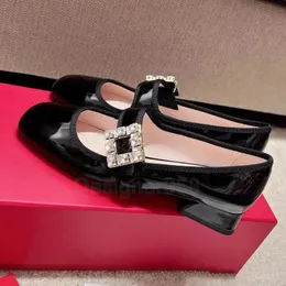 Дизайнерские модельные туфли с квадратной пряжкой, роскошные лоферы со стразами и кристаллами, туфли Мэри Джейн, женские модные туфли-лодочки из овчины на массивном низком каблуке