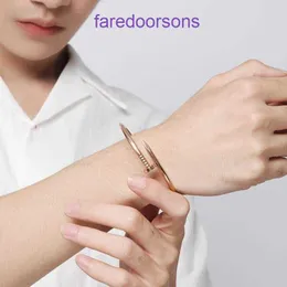 Luxus-Designer-Armband, Carter-Charme-Armbänder und koreanischer Paar-Nagel, einfache Studentin, kreativer Persönlichkeitstrend, männlicher Ring mit Geschenkbox