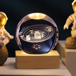 Sfera di cristallo 3D scolpita, cielo stellato, bagliore dell'astronauta, piccola luce notturna, decorazione da tavolo a fondo quadrato, regalo di San Valentino