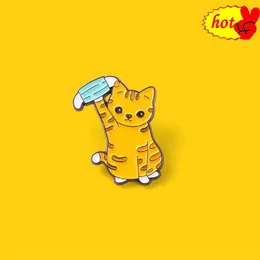 Orange Cat with Mask Handing Fish Emalj Pins Cosplay Badge Ryggsäck Tyg denim Lapel Pin Jewelry Gift Comic Relaterade produkter