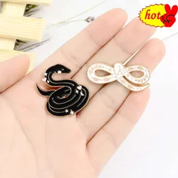 Alfileres de esmalte blanco de serpiente negra, broches de mitos personalizados, bolsa, ropa, Pin para solapa con insignia, joyería Animal, regalo para niños y amigos