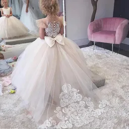 Kleider Gardenwed Spitze Elfenbein Blumenmädchenkleider Applikationen Baby Mädchen Partykleid Flügelärmel Puffy Prinzessin Kleid Schleife Erstkommunion