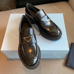 Designer klänningskor kvinnor avslappnade loafers 100% högkvalitativ monolit logotyp svart läder ökar plattformssko sneakers klassiska patent matt tränare 35-42 med låda