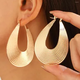 dangle earringsヴィンテージ女性のための大きな金色の金属耳のジュエリートレンド誇張された女性の湾曲した縞模様の水滴