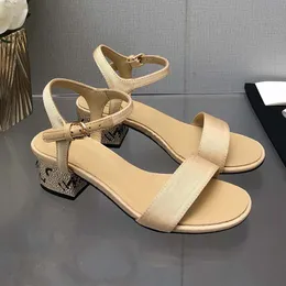 Klänningskor elegant sommartriangel borstade läder sandaler skor sexiga klackar mocka lady metall bälte spänne tjocka hälkvinna skor stor storlek 35-41 med låda